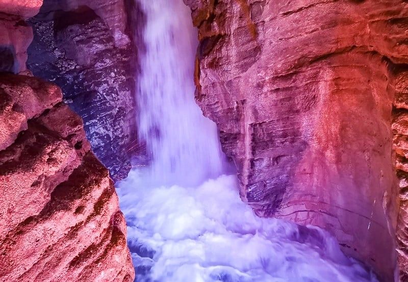 Cascata-del-Varone-grotta-inferiore-con-luce-rosa