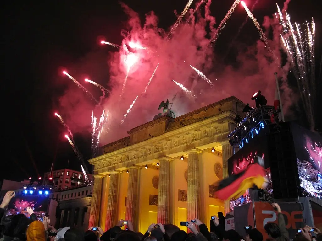 berlin-wall-20th-anniversary-fireworks-9nov2009-jpg1